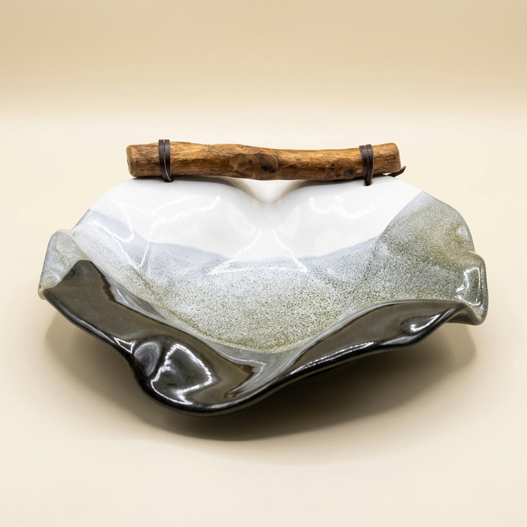 بافت و لعاب خاص ظرف سرامیکی و اتصال چرم به دسته چوب در ظرف سرو