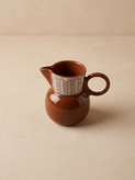 جزئیات تراشهای دستساز اسگرافیتو روی گلوگاه پارچ و نحوه اتصال دهانه (Lipped Spout) به بدنه.