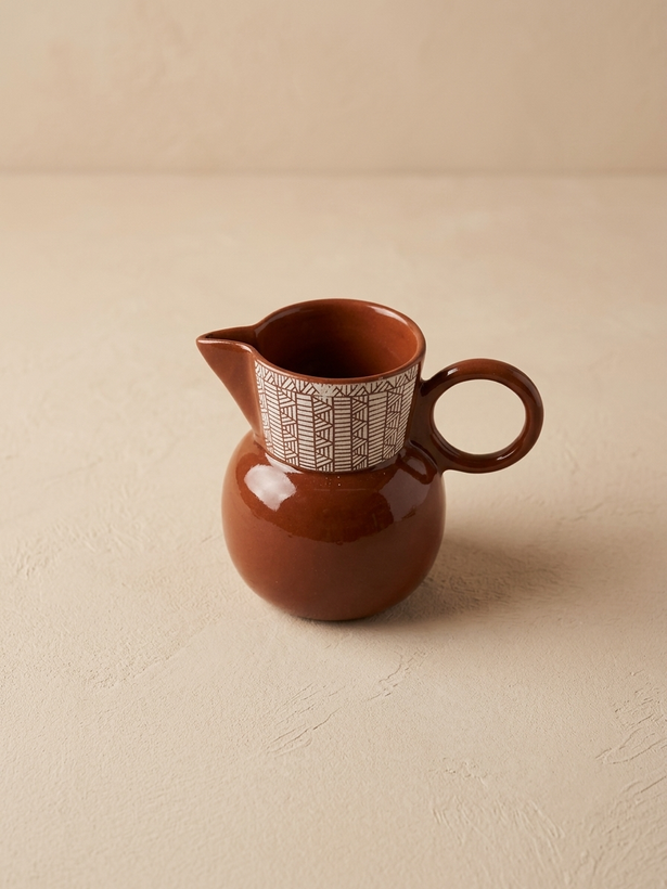 جزئیات تراشهای دستساز اسگرافیتو روی گلوگاه پارچ و نحوه اتصال دهانه (Lipped Spout) به بدنه.