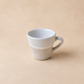 جزئیات تایپوگرافی برجسته کلمه COFFEE روی بخش لعابخورده مشکی مات ماگ پریساز.