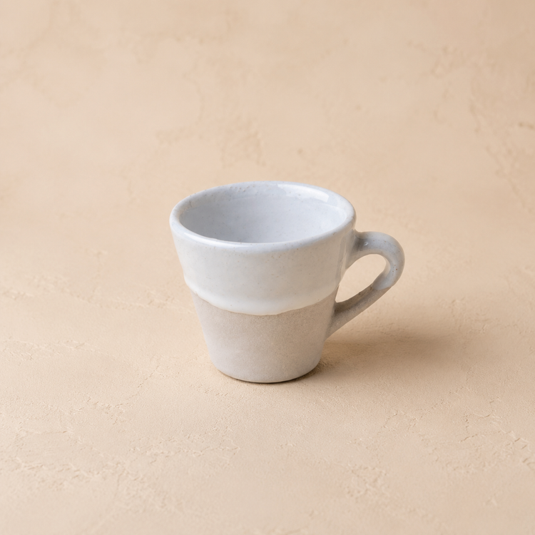جزئیات تایپوگرافی برجسته کلمه COFFEE روی بخش لعابخورده مشکی مات ماگ پریساز.