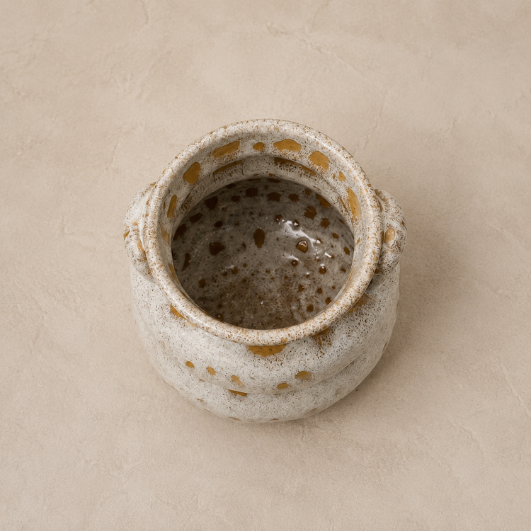 نمایش ظرافت دستههای متصل شده به بدنه که حسی از ظروف باستانی آمفورا (Amphora) را تداعی میکند.