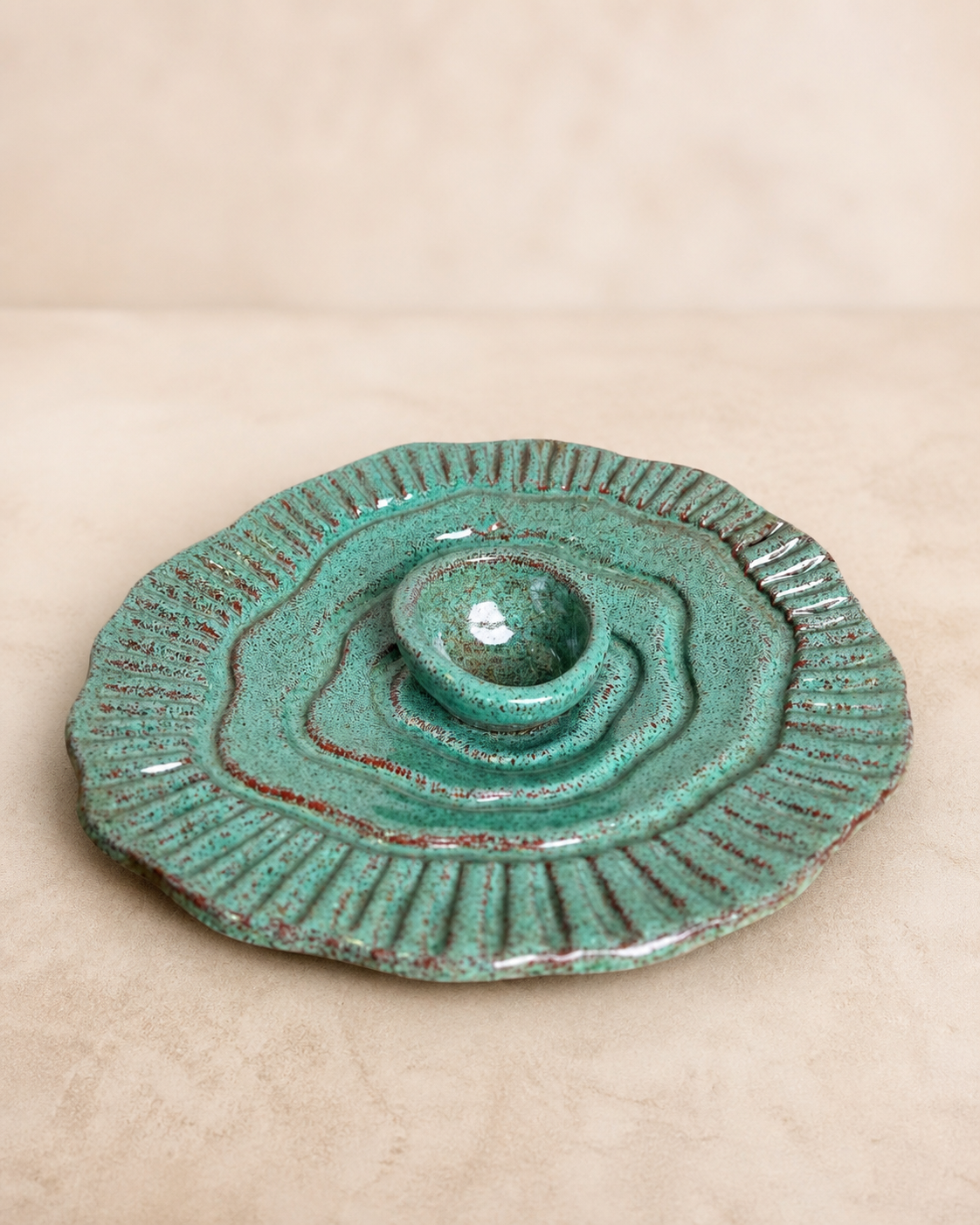 دیس سرامیکی دست‌ساز چیپس و دیپ با لعاب فیروزه‌ای و طراحی ارگانیک