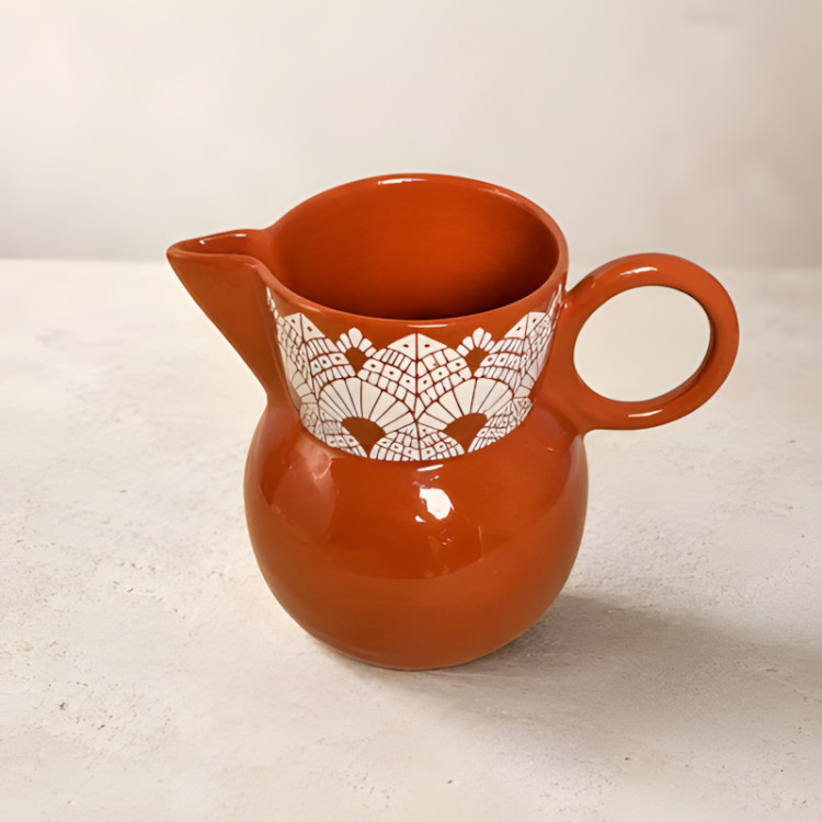 جزئیات تراشهای دستساز اسگرافیتو روی گلوگاه پارچ و نحوه اتصال دهانه (Lipped Spout) به بدنه.