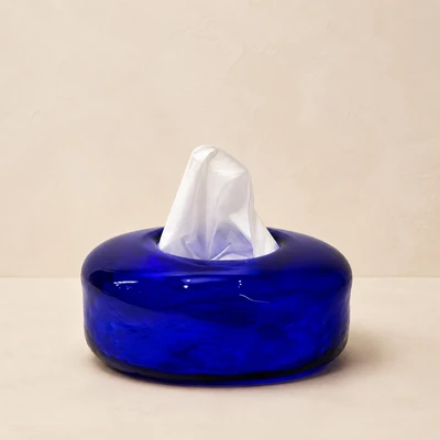 جا دستمال کاغذی شیشه‌ای گرد به رنگ آبی کاربنی درخشان (Cobalt Blue) با طراحی مدرن.