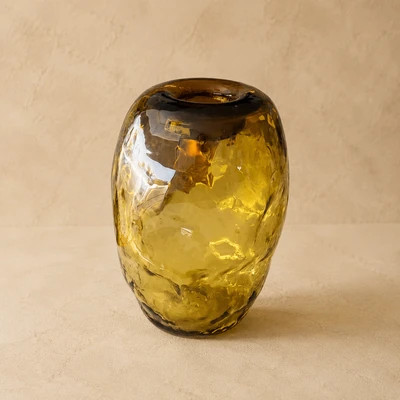 گلدان شیشهای قهوهای (Amber) با فرم دفرمه و ارگانیک، ساخته شده به روش شیشهگری فوتی.